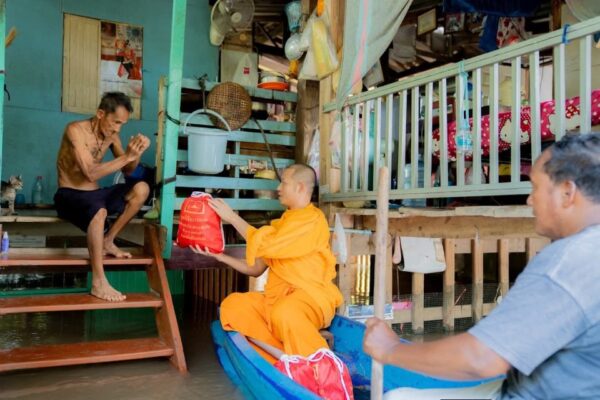 ปทุมธานี น้ำใจหลั่งไหล วัดพระธรรมกายเปิดศาลามหาทานบารมี รับวัตถุทานช่วยผู้ประสบภัยน้ำท่วม