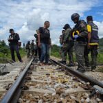 นราธิวาส  โจรใต้วางระเบิดรางรถไฟก่อนเข้าสถานีมะรือโบ ระแงะ ทหารและผู้ช่วยผู้ใหญ่บาดเจ็บ 2 ราย