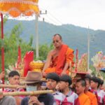 ลำพูน  ชาวบ้านแห่ต้อนรับคณะทอดกฐินสามัคคี วัดผาเงิบพนาราม อำเภอป่าซาง