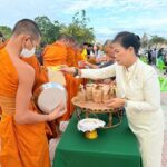 รองผู้ว่าฯร้อยเอ็ดคนใหม่ นำข้าราชการร่วมทำบุญตักบาตรเพื่อความเป็นสิริมงคล