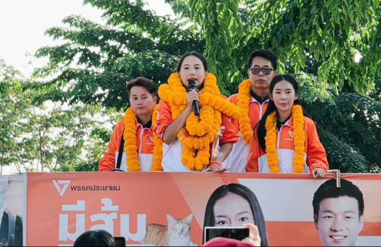 อุตรดิตถ์ “ไอซ์ รัชนก สุดปลื้ม” หาเสียงช่วยผู้สมัคร เจอป้ายหญิงเหล็กแห่งโลก 