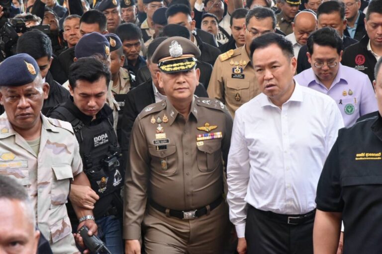 นายกรัฐมนตรี พร้อม ผบ.ตร.ลงพื้นที่ รร.เทพศิรินทร์ นนทบุรี หลังเหตุเด็กนักเรียนกราดยิงครู-นร.